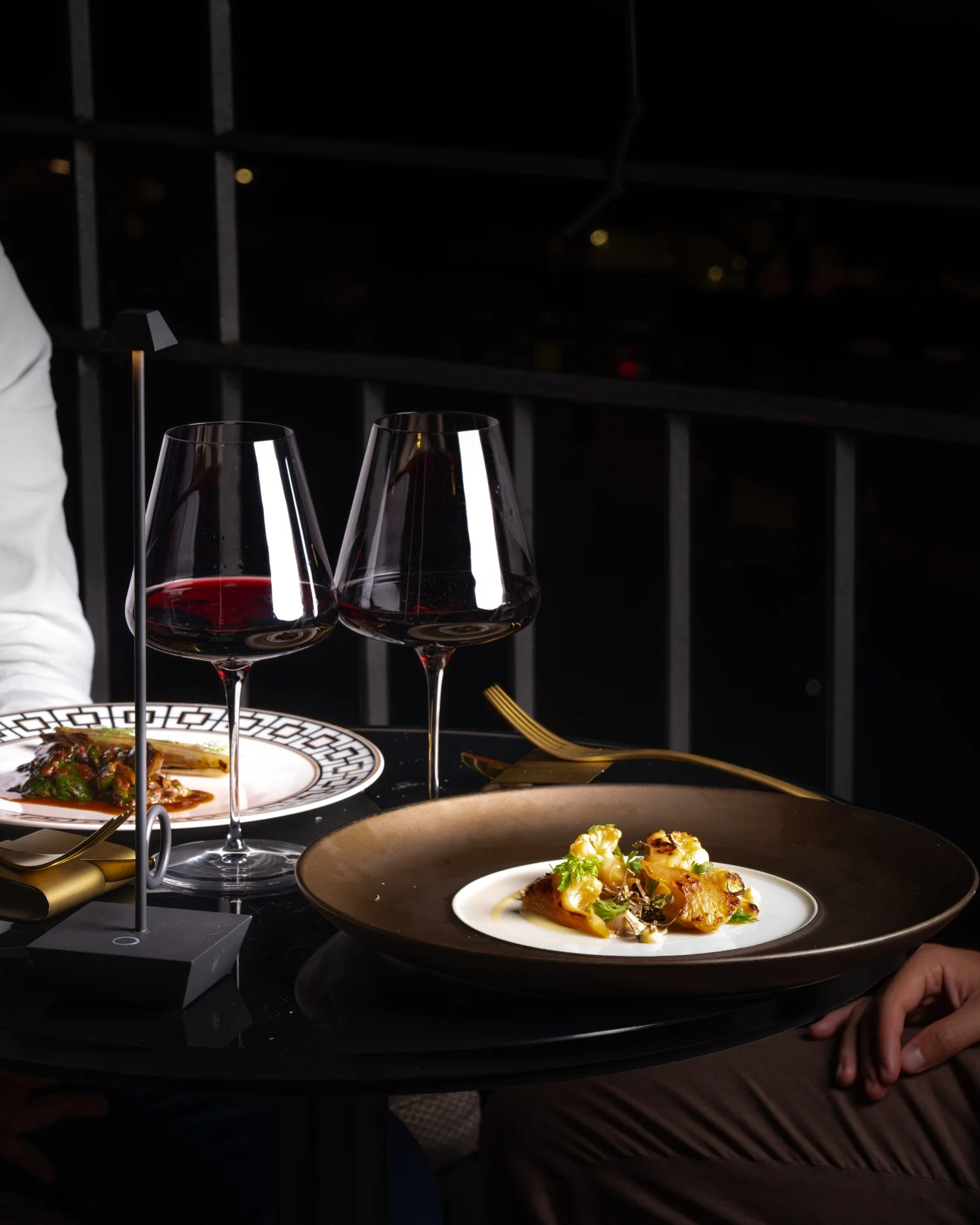 Esperienza di cena con calici e piatti gourmet