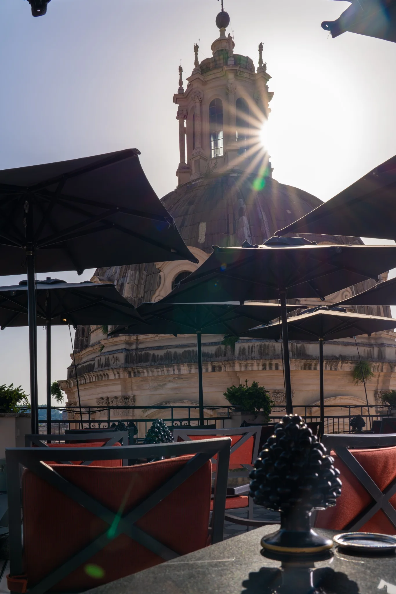 Terrazza di Oro Bistrot con cupola sullo sfondo